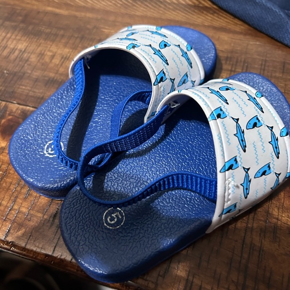 ☀️SUMMER SALE☀️EUC! Toddler boys strap sandals size 5 with sharks - Picture 3 of 3